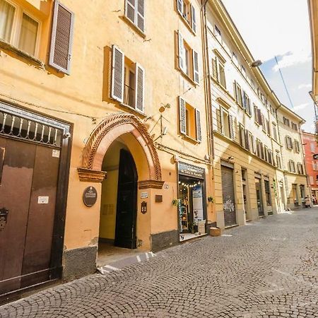 Lupari Apartment, Palazzo Storico Sotto Le Due Torri 博洛尼亚 外观 照片