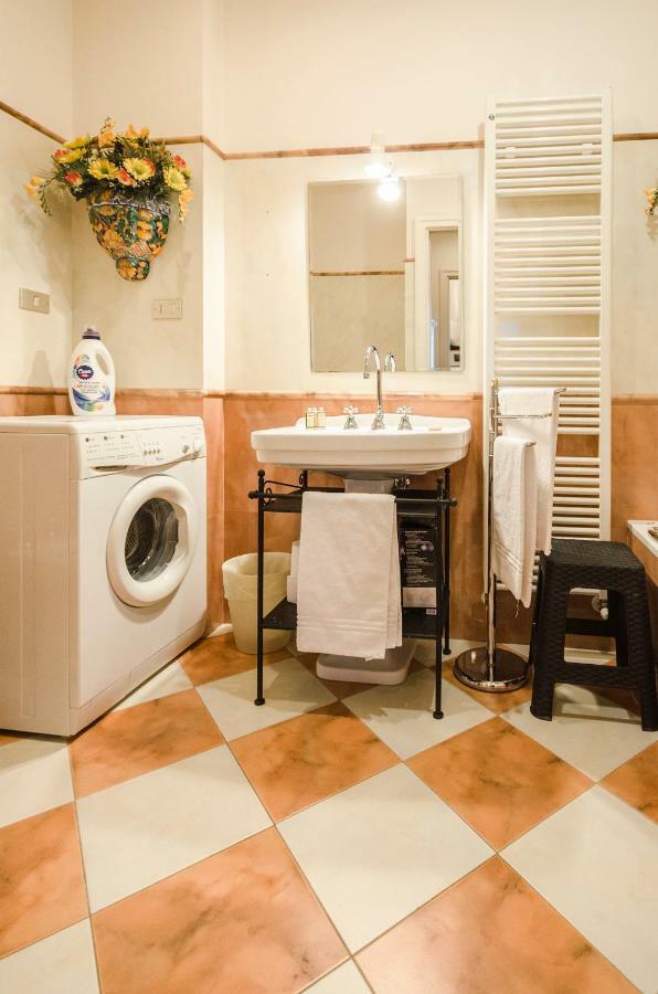Lupari Apartment, Palazzo Storico Sotto Le Due Torri 博洛尼亚 外观 照片